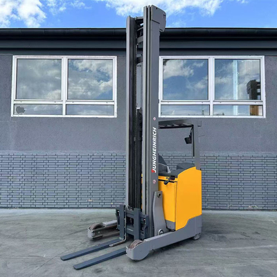 Различные высоты, используемые для достижения грузовика Jungheinrich Brand Warehouse